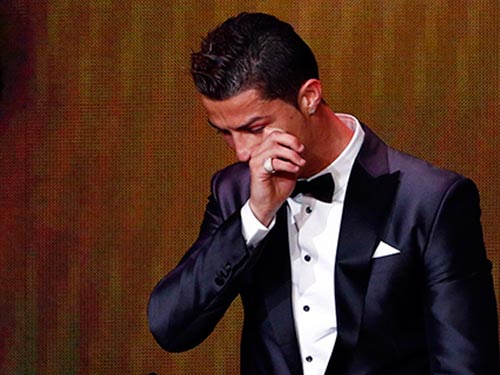 Ronaldo khóc trong lúc phát biểu cảm nghĩ sau khi được chọn là Cầu thủ xuất sắc nhất thế giới 2013  Ảnh: REUTERS