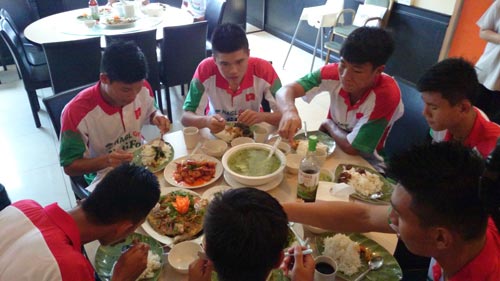 Bữa ăn đủ chất của U19 Việt Nam trên đất Brunei