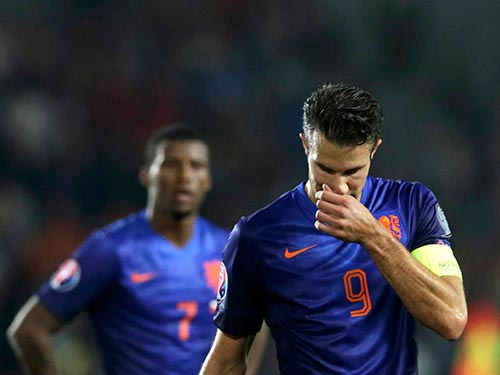 Tiền đạo đội trưởng Van Persie thất vọng khi Hà Lan thua ngay trận ra quân  Ảnh: REUTERS