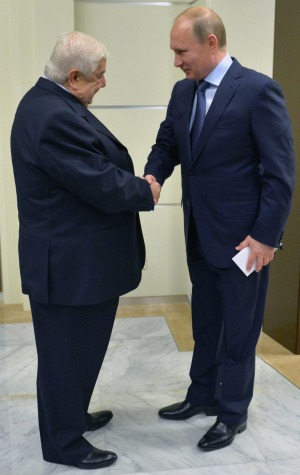 Ngoại trưởng Syria Walid al-Moualem (trái) gặp Tổng thống Nga Vladimir Putin (phải). Ảnh: AP