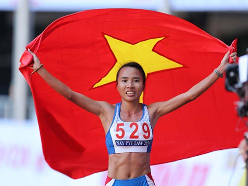 Nhà vô địch marathon SEA Games 2013 Phạm Thị Bình sẽ trích phần lớn tiền thưởng gần 100 triệu đồng để nuôi em trai ăn học Ảnh: Ngọc Linh