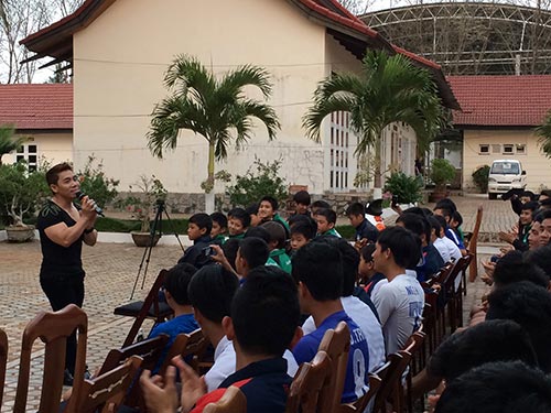 Lực sĩ Phạm Văn Mách hướng dẫn các cầu thủ U19 cách thu nạp năng lượng hợp lý  Ảnh: Minh Ngọc