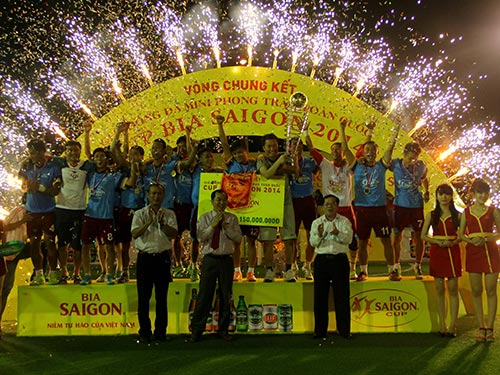 Đội Quahaco trong lễ nhận cúp vô địch tối 30-12 tại Phan Thiết Ảnh: ĐÔNG LINH