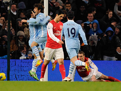 Tiền vệ David Silva (21) của Man City tiếp tục là “ngòi nổ” lợi hại đe dọa hàng thủ Arsenal.  Ảnh: REUTERS