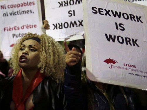 Gái mại dâm ở Pháp biểu tình phản đối hình sự hóa hành vi mua dâm Ảnh: Reuters