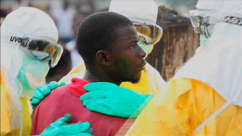 Các nhân viên y tế vây quanh một bệnh nhân Ebola bỏ chạy khỏi bệnh viện Elwa ở thủ đô Monrovia - Liberia Ảnh: REUTERS