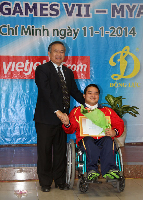 Phó Tổng cục trưởng Tổng cục TDTT 
Phạm Văn Tuấn tặng hoa cho kỷ lục gia cử tạ Nguyễn Bình An