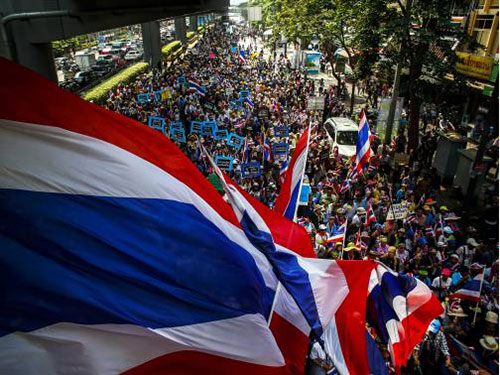 Những người biểu tình chống chính phủ tuần hành ở trung tâm Bangkok ngày 24-3 Ảnh: REUTERS