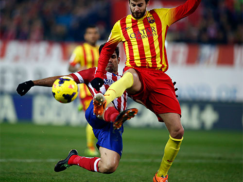 Diego Costa của Atletico Madrid (trái) gây nhiều khó khăn cho hàng thủ Barca rạng sáng 12-1   Ảnh: REUTERS