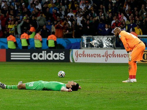 Mandi và thủ môn Rais Mbolhi thất vọng khi Algeria thua Đức với 2 bàn quyết định trong hiệp phụ  Ảnh: REUTERS