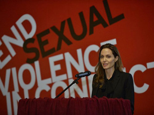Đặc sứ Liên Hiệp Quốc Angelina Jolie đồng chủ trì sự kiện Ảnh: AP