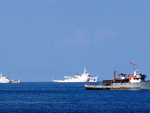 Tàu Việt Nam và tàu Trung Quốc đối đầu gần quần đảo Hoàng Sa hôm 27-5 Ảnh: ASAHI