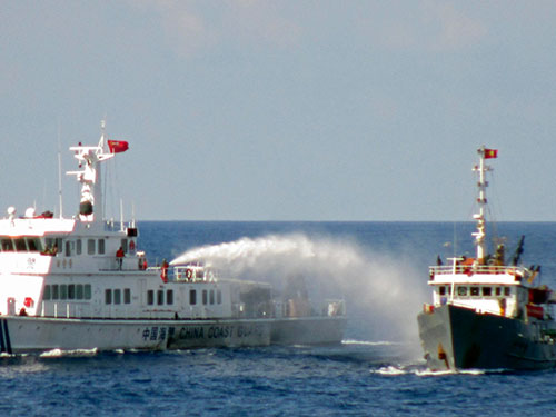 Tàu Trung Quốc phun vòi rồng vào tàu Việt Nam Ảnh: REUTERS