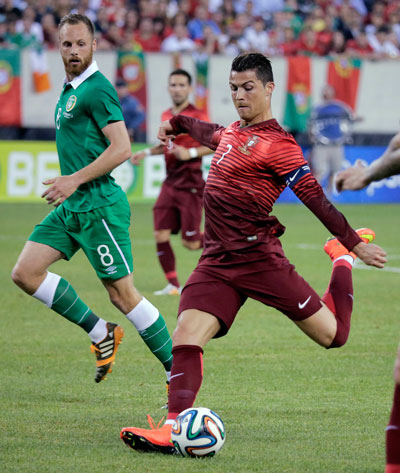 Ronaldo (phải) chơi rất tốt trong trận giao hữu Bồ Đào Nha thắng Ireland 5-1 sáng 11-6 dù không ghi bàn  Ảnh: REUTERS