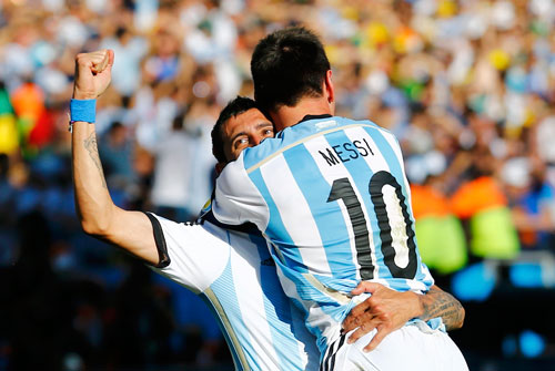 Hai ngôi sao Di Maria và Messi của Argentina ăn mừng bàn thắng vào lưới Thụy Sĩ  Ảnh: REUTERS