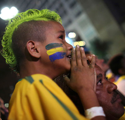 Một CĐV nhí Brazil khóc nức nở trên khán đài sân Mineirao rạng sáng 9-7 Ảnh: REUTERS