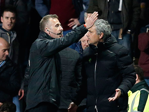 Trợ lý trọng tài ra lệnh HLV Mourinho lên khán đài sau khi ông bị trọng tài chính truất quyền chỉ đạo cuối trậnẢnh: REUTERS