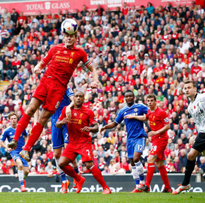 Gerrard (8) là một trong những tâm điểm của trận tái đấu tối 8-11  Ảnh: REUTERS