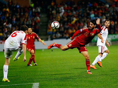 Pha xử lý kỹ thuật của Isco trong trận Tây Ban Nha thắng Belarus 3-0 
Ảnh: REUTERS