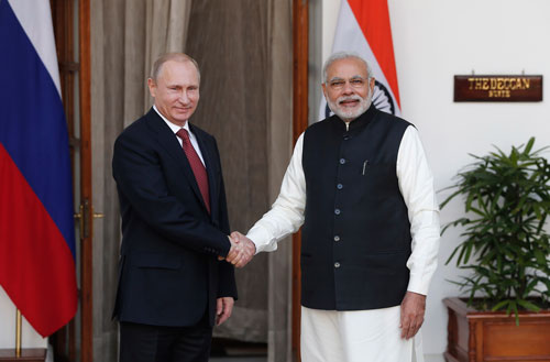 Tổng thống Nga Vladimir Putin (trái) hội đàm với Thủ tướng Ấn Độ Narendra Modi ở New Delhi hôm 11-12 Ảnh: REUTERS