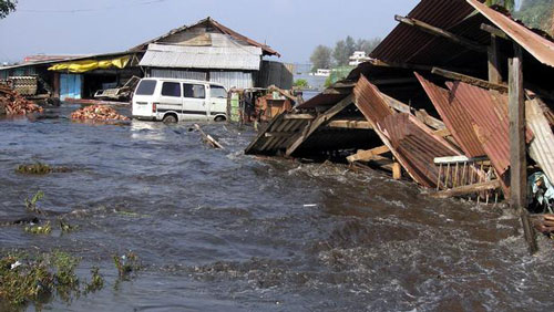 Thành phố Port Blair ở Ấn Độ bị sóng thần tàn phá hôm 26-12-2004Ảnh: REUTERS