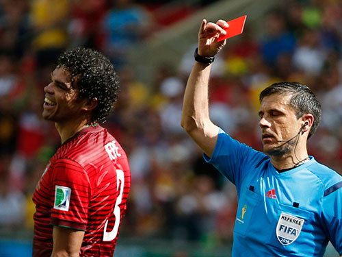 Theo trọng tài Mazic, Pepe nhận thẻ đỏ vì không những chơi xấu mà còn phản ứng hung hăng với “nạn nhân” Mueller Ảnh: REUTERS