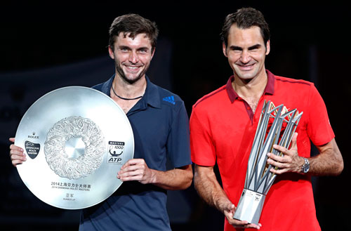Sự hồi sinh của tân vô địch Thượng Hải Masters R. Federer (phải) và G. Simon là bài học cho nhiều tay vợt trẻ Ảnh: REUTERS