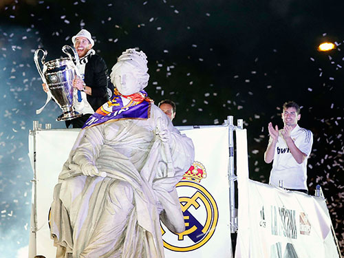 Đội phó Ramos (trái) và đội trưởng Casillas của Real diễu hành với cúp vô địch tại trung tâm thành phố Madrid  Ảnh: REUTERS