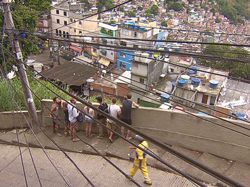 Du khách nước ngoài tại một khu ổ chuột ở Rio de Janeiro Ảnh: CNN