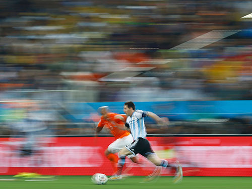 Ảnh nghệ thuật pha đi bóng của Messi trong trận bán kết Argentina - Hà Lan  Ảnh: REUTERS