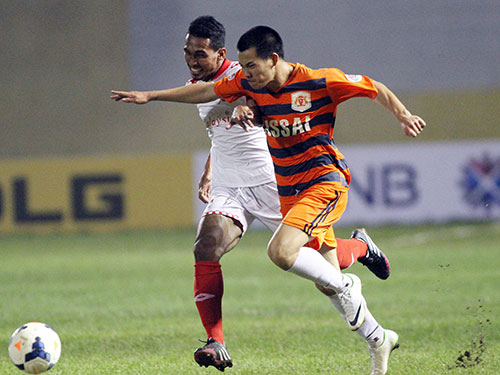 Phan Anh Tuấn (phải) trong trận lượt đi gặp Kelantan tại AFC Cup 2014. Ở trận lượt về tối 18-3 tại Malaysia, anh đã cùng 8 cầu thủ khác tham gia cá cược và dàn xếp tỉ số để trận đấu có trên 3 bàn thắng. Ảnh: Hải Anh
