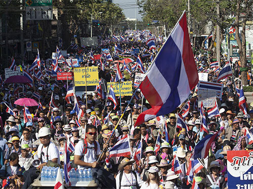 Hàng chục ngàn người biểu tình chống chính phủ xuống đường ở Bangkok ngày 13-1 Ảnh: BANGKOK POST