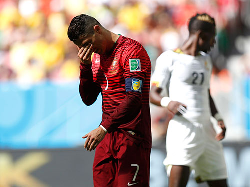 Ronaldo thất vọng sau trận thắng Ghana 2-1 vì Bồ Đào Nha vẫn bị loại do kém Mỹ hiệu số bàn thắng bại  Ảnh: REUTERS