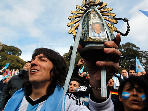 Với nhiều CĐV Argentina, Messi đã là vị thánh dù chưa đem về chức vô địch thế giới như Maradona  Ảnh: REUTERS
