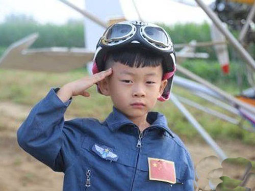 Hồi tháng 9-2013, 
Đa Đa trở thành phi công trẻ nhất thế giới khi chỉ 
5 tuổi 
Ảnh: WEIBO