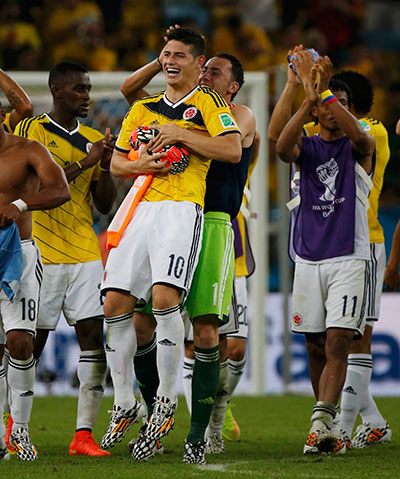 Thủ môn Ospina chúc mừng em rể J. Rodriguez sau trận thắng Uruguay. Ảnh: REUTERS