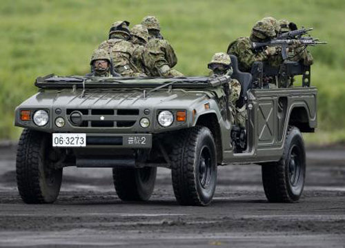 Lực lượng phòng vệ mặt đất Nhật Bản tham gia một cuộc tập trận ở TP Gotemba hồi tháng 8  Ảnh: REUTERS