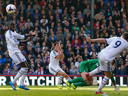 Hazard (thứ hai từ trái sang) thất vọng khi bỏ lỡ cơ hội gỡ hòa cho Chelsea ở trận thua Crystal Palace 0-1  Ảnh: REUTERS