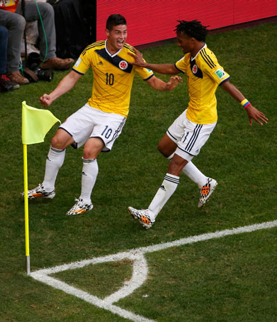 James Rodriguez (trái) và Juan Cuadrado, hai ngôi sao trẻ gây ấn tượng trong đội hình Colombia  Ảnh: REUTERS