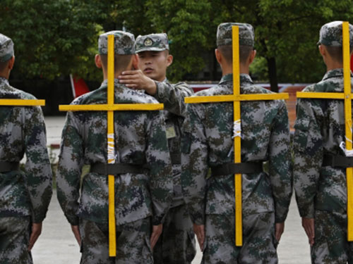 Tân binh Trung Quốc đeo giá chữ thập để luyện lưng thẳngẢnh: REUTERS