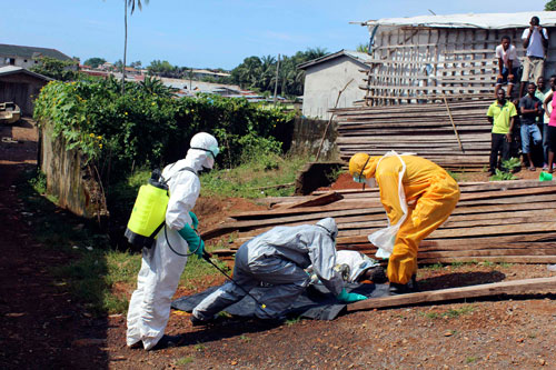 Một thi thể nạn nhân Ebola được đưa đi tại thủ đô Freetown của Sierra Leone hôm 14-10 Ảnh: REUTERS