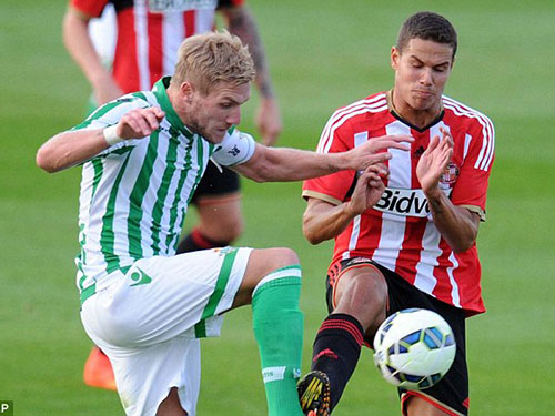 Rodwell (phải) trong màu áo mới Sunderland  Ảnh: REUTERS