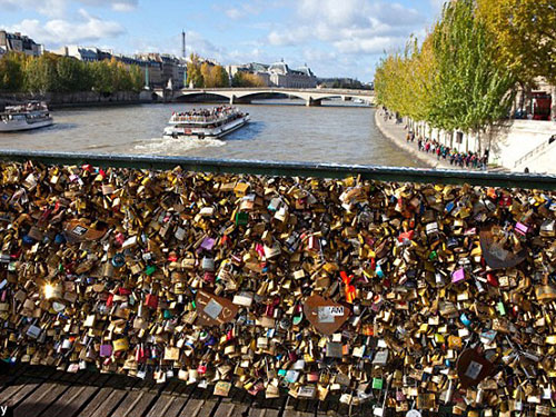 Hàng ngàn cặp tình nhân để lại “dấu ấn tình yêu” trên cầu 
Pont des Arts Ảnh: Alamy