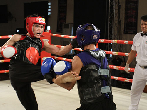 Võ sĩ TP HCM Phạm Tiến Hải (trái) giành quyền vào chung kết võ cổ truyền hạng cân 57 kg nam