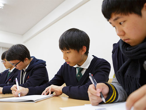 Học sinh Hàn Quốc học hành vất vả đến mức không có thời gian để ước mơ 
Ảnh: AL-JAZEERA