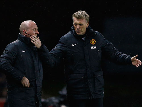 HLV Moyes (phải) tranh cãi với trọng tài trong trận M.U thua Sunderland 1-2 rạng sáng 8-1 Ảnh: REUTERS