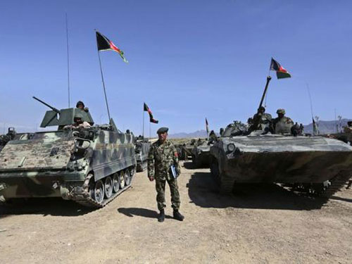 Binh sĩ Afghanistan chuẩn bị tham gia một cuộc tập trận ở ngoại ô Kabul hôm 30-4 Ảnh: REUTERS