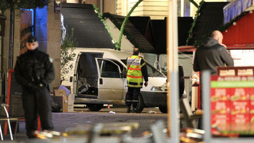 Hiện trường vụ đâm xe vào một ngôi chợ ở TP Nantes - Pháp hôm 22-12 Ảnh: AP