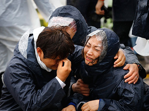 Người thân của những người mất tích khóc trong đau đớn tại cảng Jindo hôm 17-4 Ảnh: REUTERS
