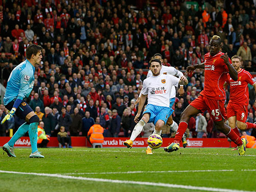 Liverpool kỳ vọng Balotelli (45) sẽ lập công ở trận gặp Newcastle sau khi phá lưới Swansea tại Cúp Liên đoàn Anh giữa tuần qua  Ảnh: REUTERS